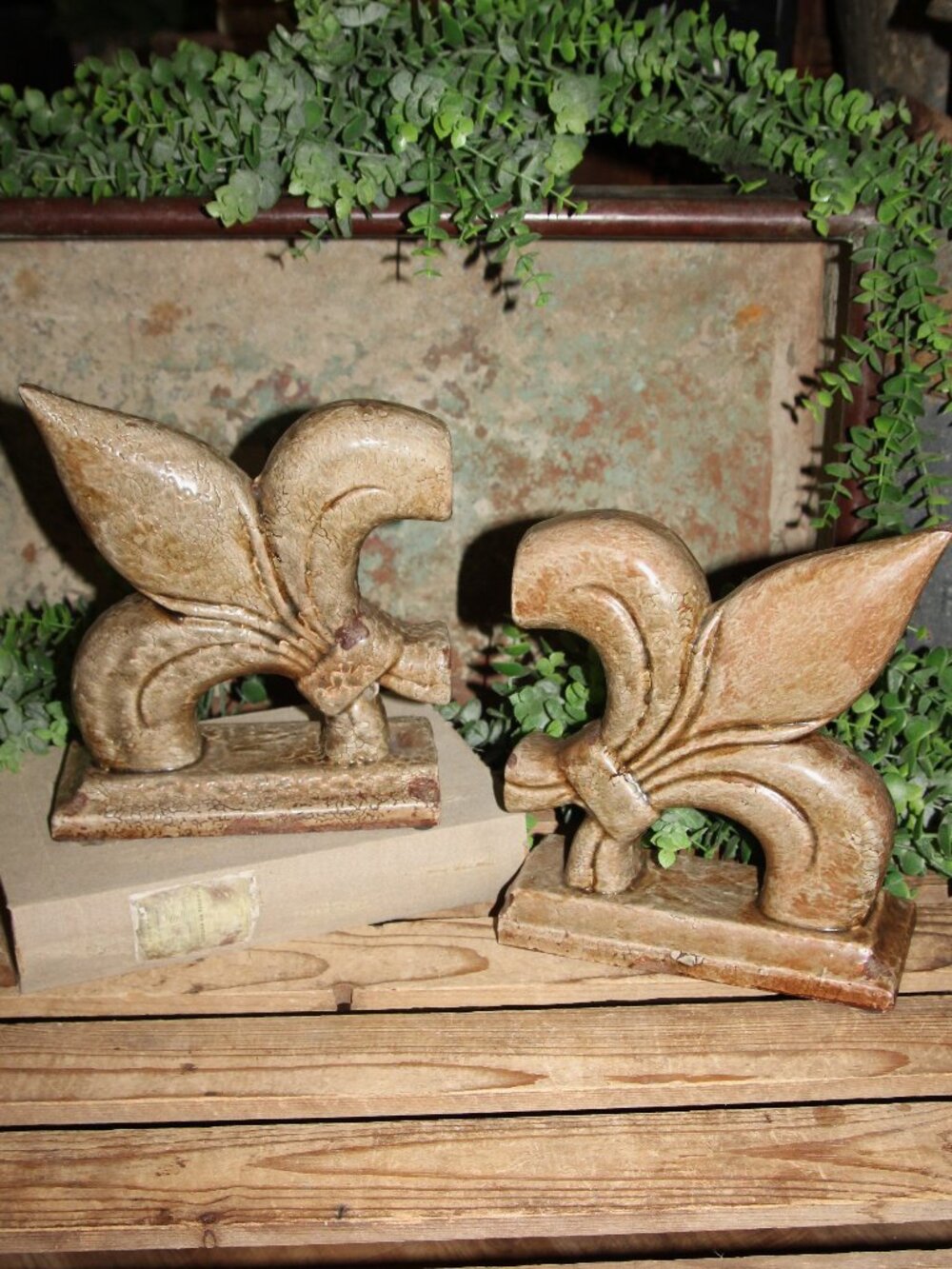 NEW Chippy Distressed Old World French Country Fleur De Lis Bookends Finials